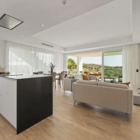 Spacious For 4 With Solarium